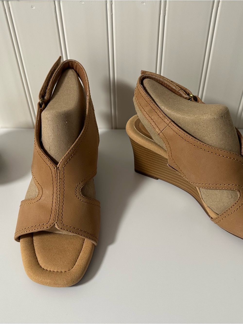 Clarks Tan Cutout Wedge Sandals - 6M - NIB - Picture 4 of 9